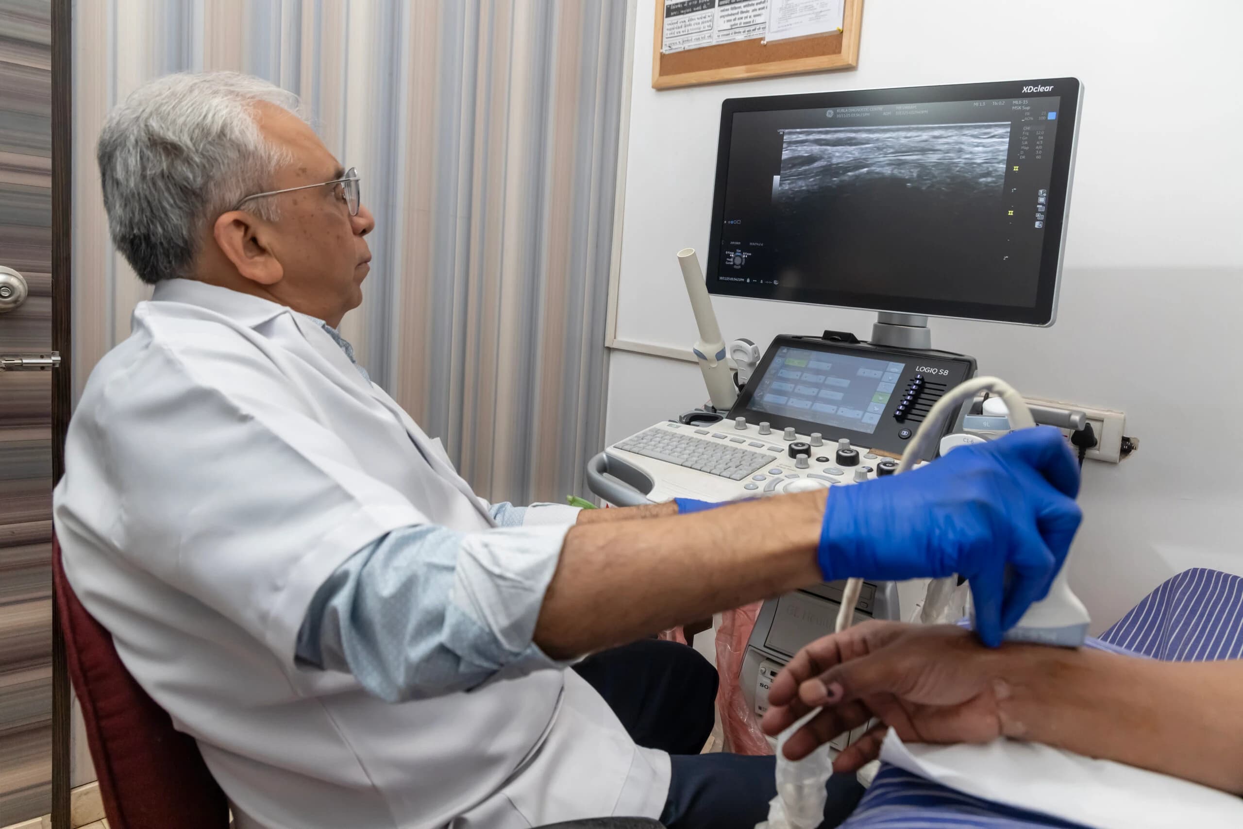 Doctor performing an ultrasound on the Logiq S8